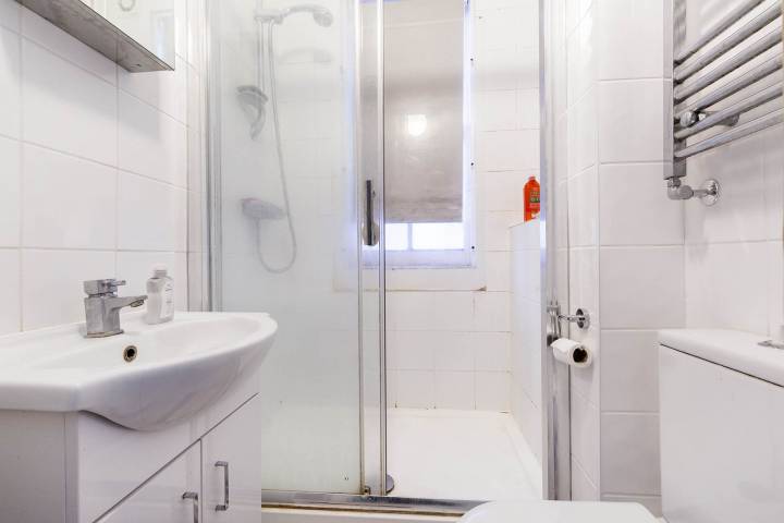 Modern Apartment Grosvenor Gardens, Willesden Green